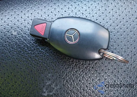 2018 Mercedes-Benz C 300 4Matic z USA, uszkodzony, nr VIN 55SWF4KB2JU272128